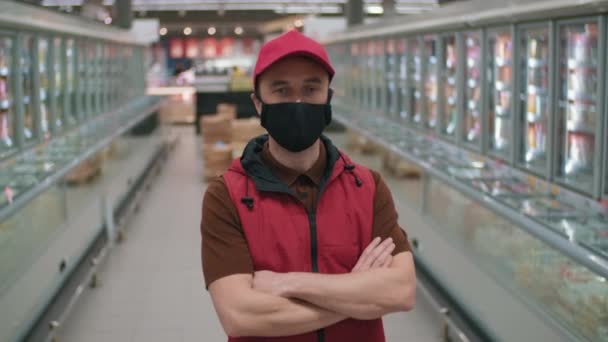 Střední Záběr Bělocha Stojící Rukama Složenýma Červené Uniformě Ochrannou Maskou — Stock video