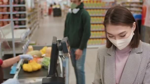 Medio Primo Piano Donna Asiatica Maschera Protettiva Acquisto Cibo Sano — Video Stock