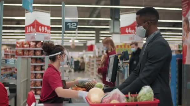 Filmati Medi Giovane Uomo Afro Americano Fila All Ipermercato Mentre — Video Stock