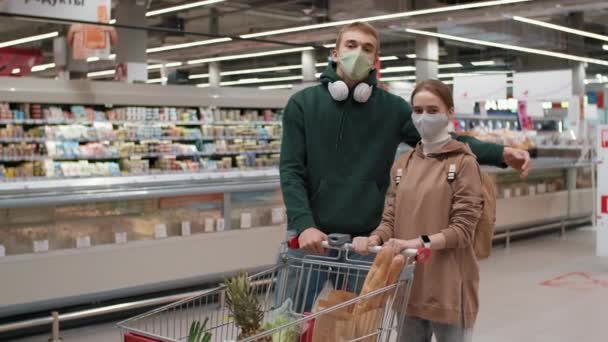 Mittlere Zeitlupe Porträt Eines Jungen Kaukasischen Paares Masken Das Mitten — Stockvideo