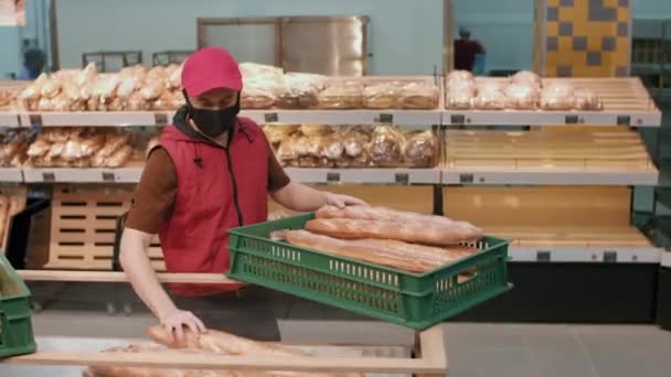 Střední Záběry Pracovníka Mužského Hypermarketu Ochranné Masce Červené Uniformě Zobrazující — Stock video
