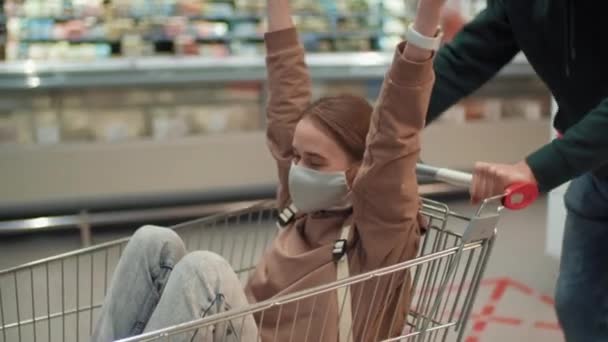 Zeitlupenaufnahme Eines Fröhlichen Mädchens Schutzmaske Das Auf Einem Einkaufswagen Großen — Stockvideo