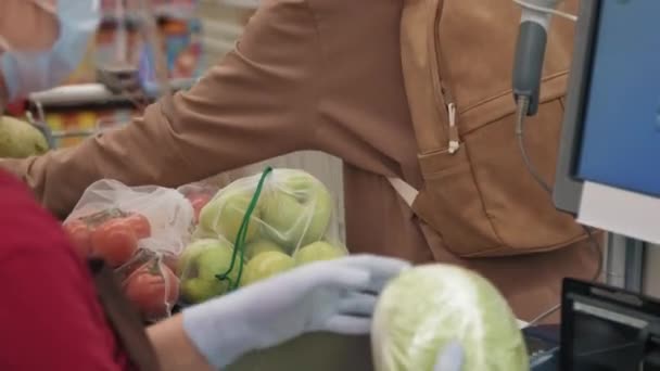 Alışveriş Arabasından Yiyecek Ürünlerini Alan Neşeli Genç Çiftin Orta Ölçekli — Stok video
