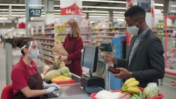 Foto Media Hombre Afroamericano Negocios Máscara Protectora Pagando Por Productos — Vídeos de Stock