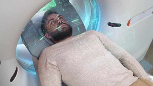 Medium Close Homem Caucasiano Fazendo Tomografia Computadorizada Inovadora Deitada Cápsula — Vídeo de Stock