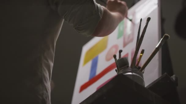 Низкоугольный Снимок Замедленной Съемки Мужчины Художника Стоящего Перед Станком Геометрическими — стоковое видео