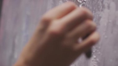 Yağlı boyaları tuvale sürmek için kullanılan palet bıçağını tutan tanınmayan kadın ressamın yavaş çekim yakın çekimi.