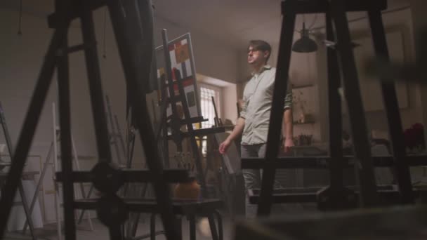 Plan Moyen Jeune Peintre Masculin Entrant Dans Atelier Art Sombre — Video