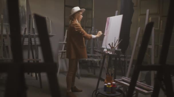 全景女性艺术家集中站在画架前 画布在黑暗艺术工作室创作抽象画 — 图库视频影像