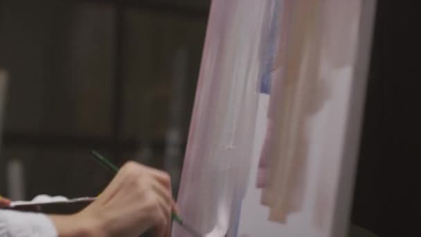 Nahaufnahme Einer Unkenntlichen Weiblichen Künstlerhand Mit Pinsel Die Lose Striche — Stockvideo