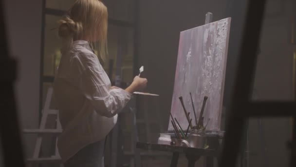 Tiro Médio Artista Profissional Jovem Concentrado Pintura Bela Imagem Abstrata — Vídeo de Stock