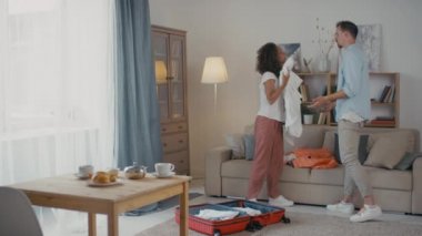 Ağır çekimde, üzgün bir kadının eşyalarını bavula koymaya başlaması, sonra da kocasıyla kavga etmesi ve onu sakinleştirmeye çalışması.