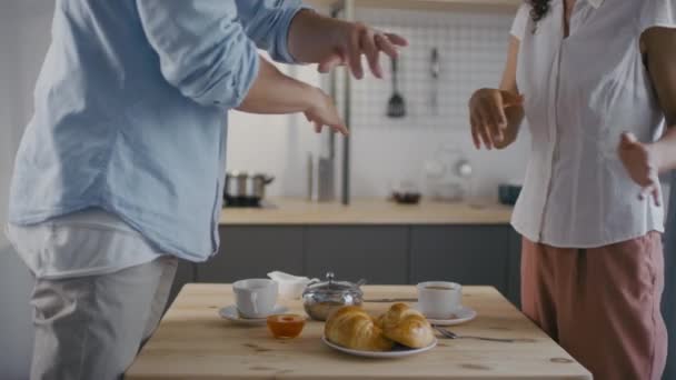 Birbirlerine Bağıran Kahvaltıda Duygusal Olarak Kol Hareketi Yapan Tanınmayan Mutsuz — Stok video
