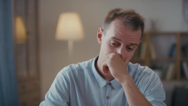 Primer Plano Del Triste Hombre Frustrado Sentado Solo Mesa Cocina — Vídeos de Stock