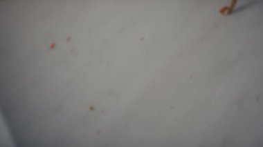 Saldırgan duygusal kadının partneriyle kavga ettiği, kontrolünü kaybettiği ve öfkeyle tabakları dövmeye başladığı görüntüler.