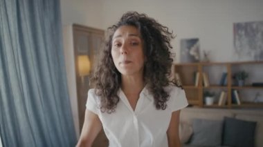 Yorgun, genç bir kadının tartışıp, kavga ederken partneriyle tartıştığı ve duygusal olarak tartıştığı bir nokta.