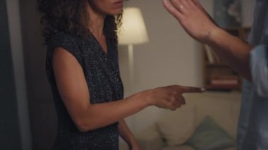 Akşamları evde kavga eden, duygusal olarak birbirlerini iten, tanınmayan, stresli bir çiftin orta bölüm görüntüleri.