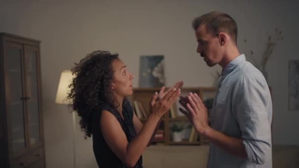 Mittlere Zeitlupe Nahaufnahme Unglücklicher Eheleute Die Sich Hause Emotional Streiten — Stockvideo