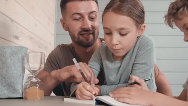 Średniej Jakości Ujęcie Brodatego Ojca Uśmiechającego Się Spędzającego Czas Swoją — Wideo stockowe