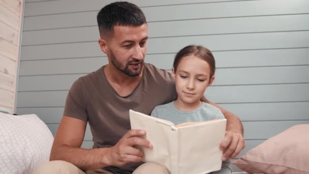 Mediana Toma Barbudo Padre Linda Hija Leyendo Libro Juntos Antes — Vídeos de Stock