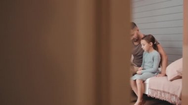 Sakallı baba ve tatlı küçük kızın birlikte oturup tablete bakarken çekilen fotoğrafı.