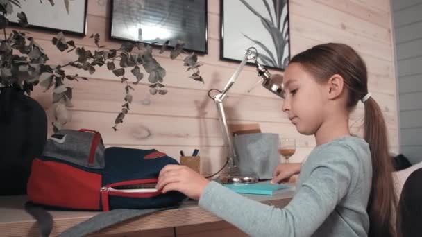 Plan Moyen Une Jolie Petite Écolière Assise Son Bureau Dans — Video