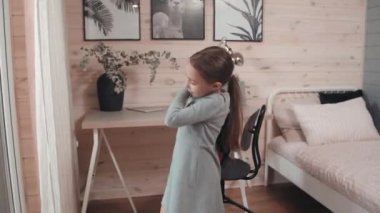 8 yaşındaki bir kızın el bilgisayarı takibi. Sırt çantasını takıp, sabah okula gitmek için odasından çıkıyor.