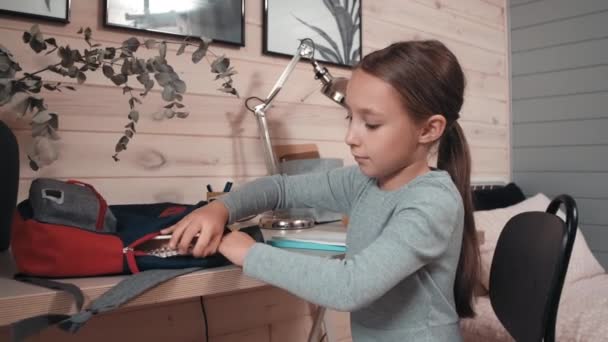 Média Foto Menina Bonita Anos Sentada Mesa Seu Quarto Colocando — Vídeo de Stock