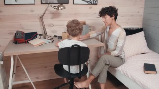 Seguimiento Portátil Feliz Madre Joven Con Pelo Corto Sentado Cama — Vídeos de Stock