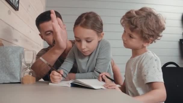 Mediana Toma Barbudo Padre Viendo Lindos Niños Pequeños Dibujando Cuaderno — Vídeos de Stock