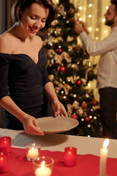 Sonriente Mujer Joven Emocionada Vestido Negro Sirviendo Mesa Navidad Para —  Fotos de Stock