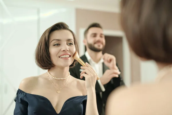 Feliz Linda Jovem Aplicando Maquiagem Com Escova Frente Espelho Enquanto — Fotografia de Stock