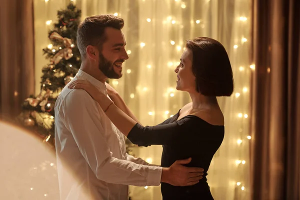 Romantisches Junges Paar Beim Tanzen Silvester — Stockfoto