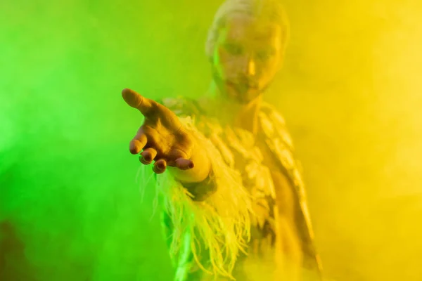 Tehetséges Fiatal Férfi Táncos Kéz Kézben Zöld Sárga Füst Miközben — Stock Fotó