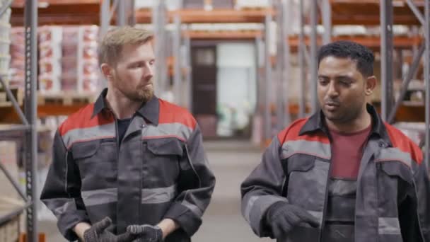 Medium Slow Motion Shot Van Twee Multi Etnische Mannelijke Arbeiders — Stockvideo