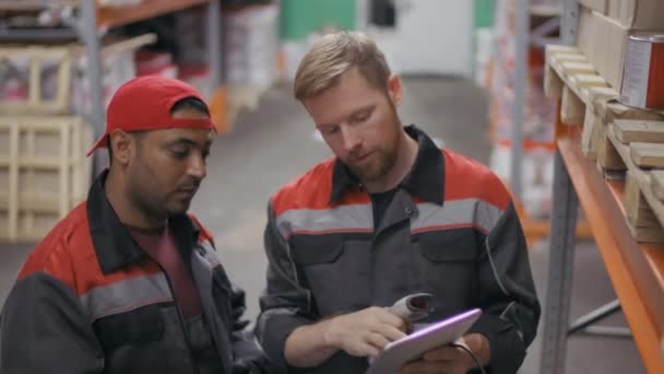 Mittlere Filmaufnahmen Des Bauleiters Zeigen Wie Arbeiter Aus Dem Mittleren — Stockvideo