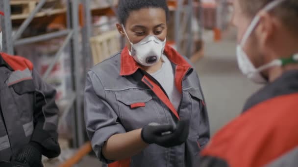 코로나 바이러스가 유행하는 창고에서 일하기 촉식적 온도계로 노동자의 체온을 측정하는 — 비디오