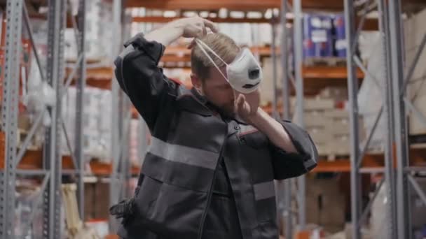 Średni Portret Białego Robotnika Budowlanego Kolorze Niebieskim Zakładającego Maskę Ochronną — Wideo stockowe