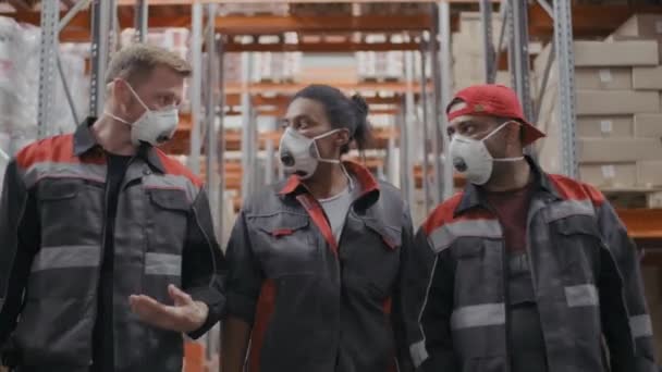 Üniformalı Koruyucu Maskeli Işçilerin Palet Raflarıyla Büyük Bir Depo Boyunca — Stok video