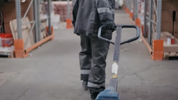 Images Rétrospectives Ouvrier Dans Construction Portant Globalement Chariot Élévateur Fourche — Video