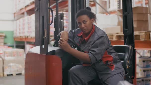 Retrato Médio Câmera Lenta Trabalhadora Africana Americana Armazém Uniforme Construção — Vídeo de Stock