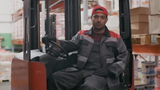 Mittleres Porträt Eines Ernsthaften Lagerarbeiters Aus Dem Mittleren Osten Der — Stockvideo