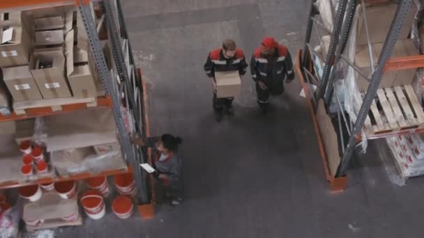 Ağır Çekimde Depoda Çalışanların Karton Kutular Taşıdığı Kadın Ise Tabletle — Stok video