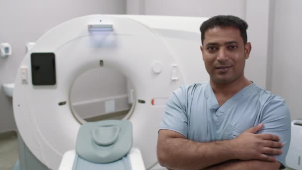 Retrato Hombre Árabe Técnico Pie Con Los Brazos Cruzados Habitación — Vídeos de Stock