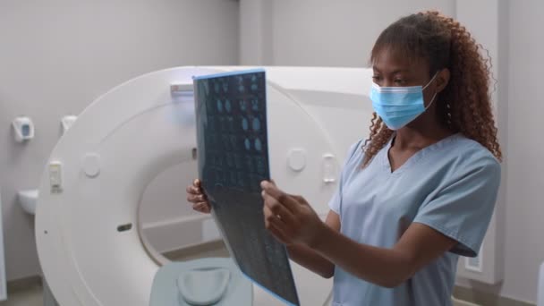 방사선 실에서 마스크를 Mri 스캔을 아프리카계 미국인 전문가의 — 비디오