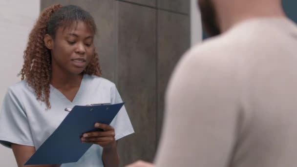 Pan Shot Allegra Receptionist Medica Nera Scrub Che Domande Pazienti — Video Stock