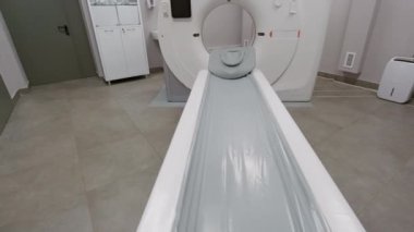 Hastanedeki radyoloji odasında tomografi makinesinin görüntüsünü yukarı kaldır.