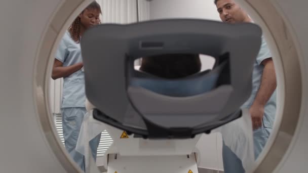 Inyección Lenta Radiólogos Multiétnicos Que Realizan Tomografía Computarizada Del Paciente — Vídeo de stock