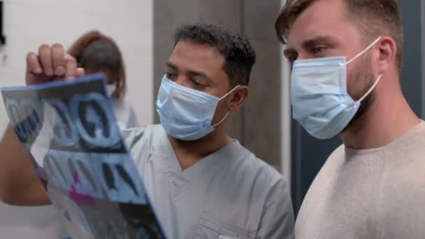 Tiro Médio Com Lentidão Médico Masculino Máscara Facial Segurando Tomografia — Vídeo de Stock