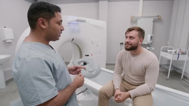 Rastreamento Lento Tecnólogo Árabe Masculino Esfrega Conversando Com Paciente Sentado — Vídeo de Stock